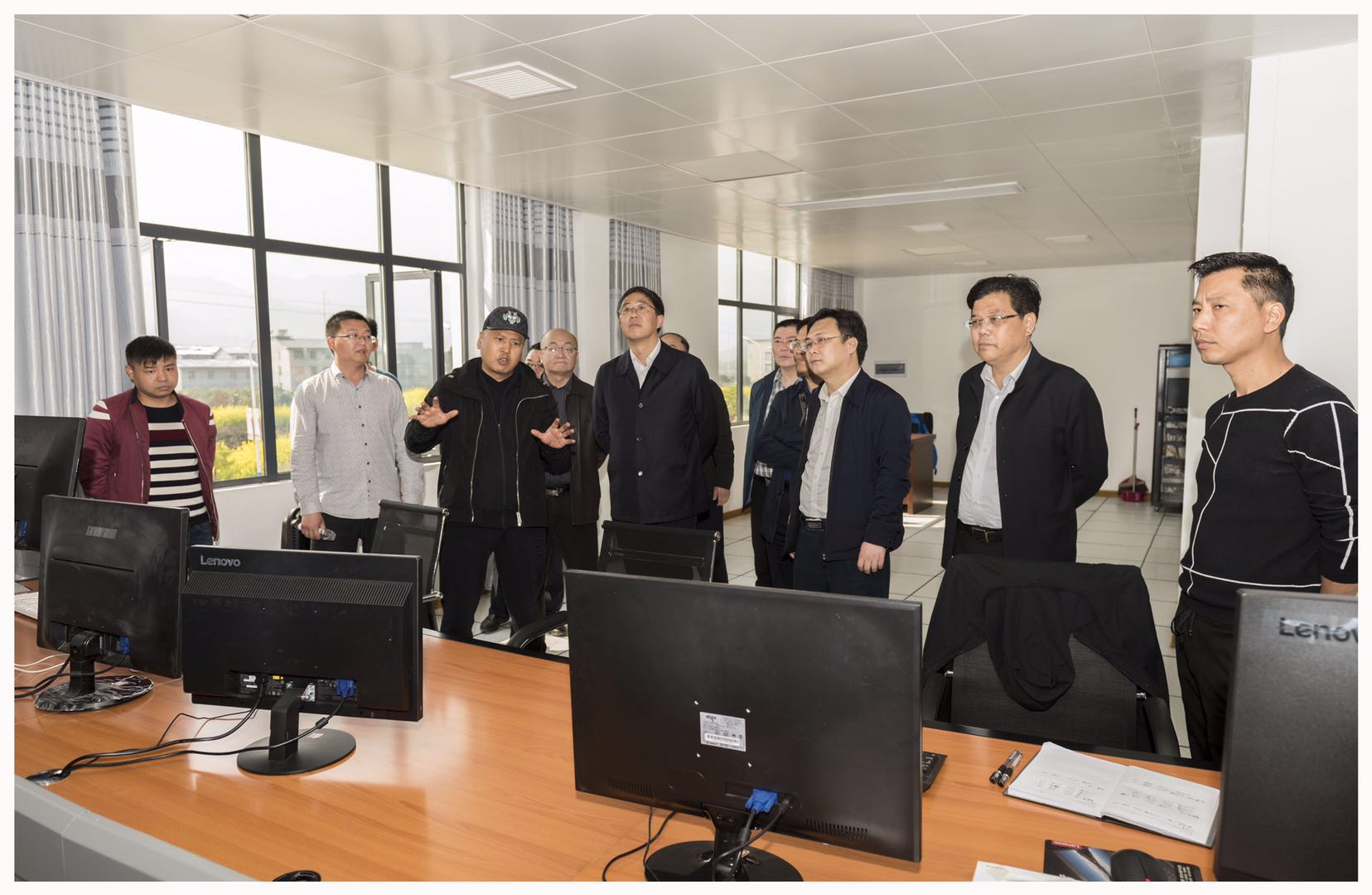 张家界市委、常委常务副市长罗智斌一行来我公司调研指导工作